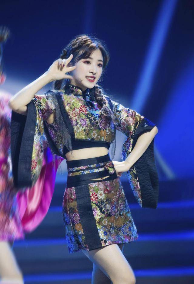 还是16年前的张含韵 穿广袖印花改良旗袍出镜(配麻花辫太甜了)_娱乐