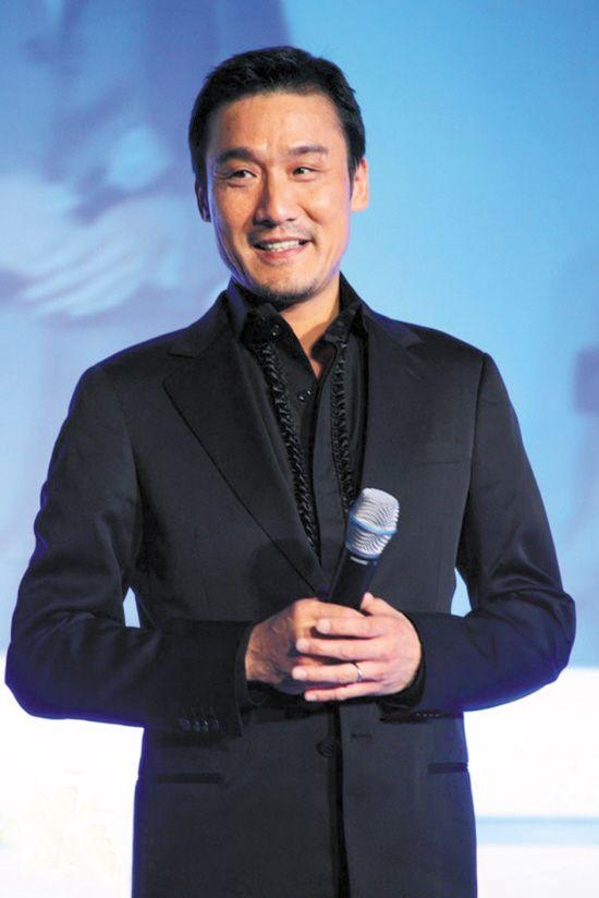 梁家辉因一句我是中国人,被封杀沦落到街头摆摊!港媒:真男人