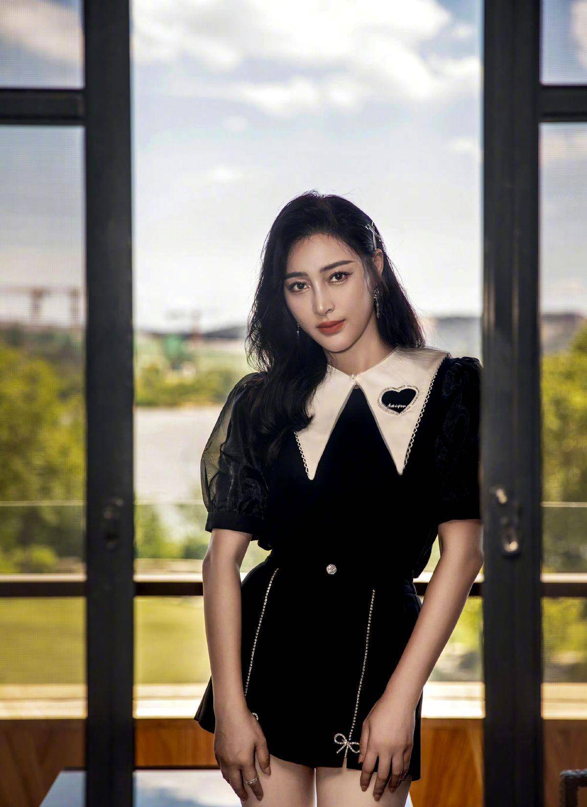 磨损分析(2)甘婷婷是个脸厚的女人,妆容精致,整个人就是一个浓眉大眼