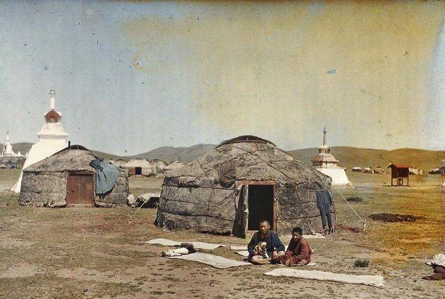 此人曾收复200万领土,牺牲时只穿睡衣,现在坟上全是草