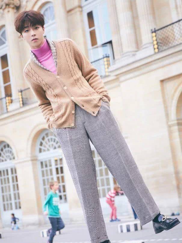 原创19岁陈立农穿宫廷装,腿长150却自称小鸟依人型,太逗了!