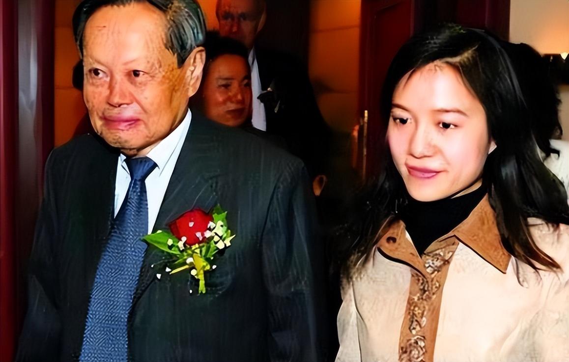 深情的杨振宁却在一年后再婚,女方小他54岁,也是他的学生,名叫翁帆