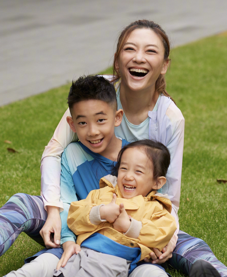 应采儿六一晒全家福,穿泳装秀美腿,jasper牵手弟弟玩水长相不同