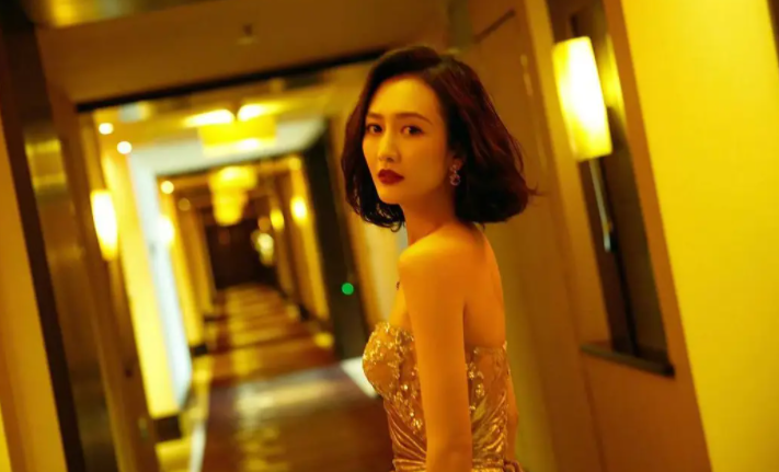 42岁王鸥产后复工机场生图曝光,身材发福脸色憔悴,婚姻状态成谜