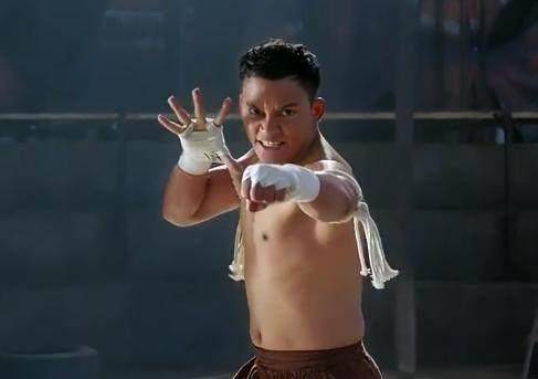 个是泰国的托尼贾,众所周知,泰拳是横练,就是练外不练内,跟你硬刚