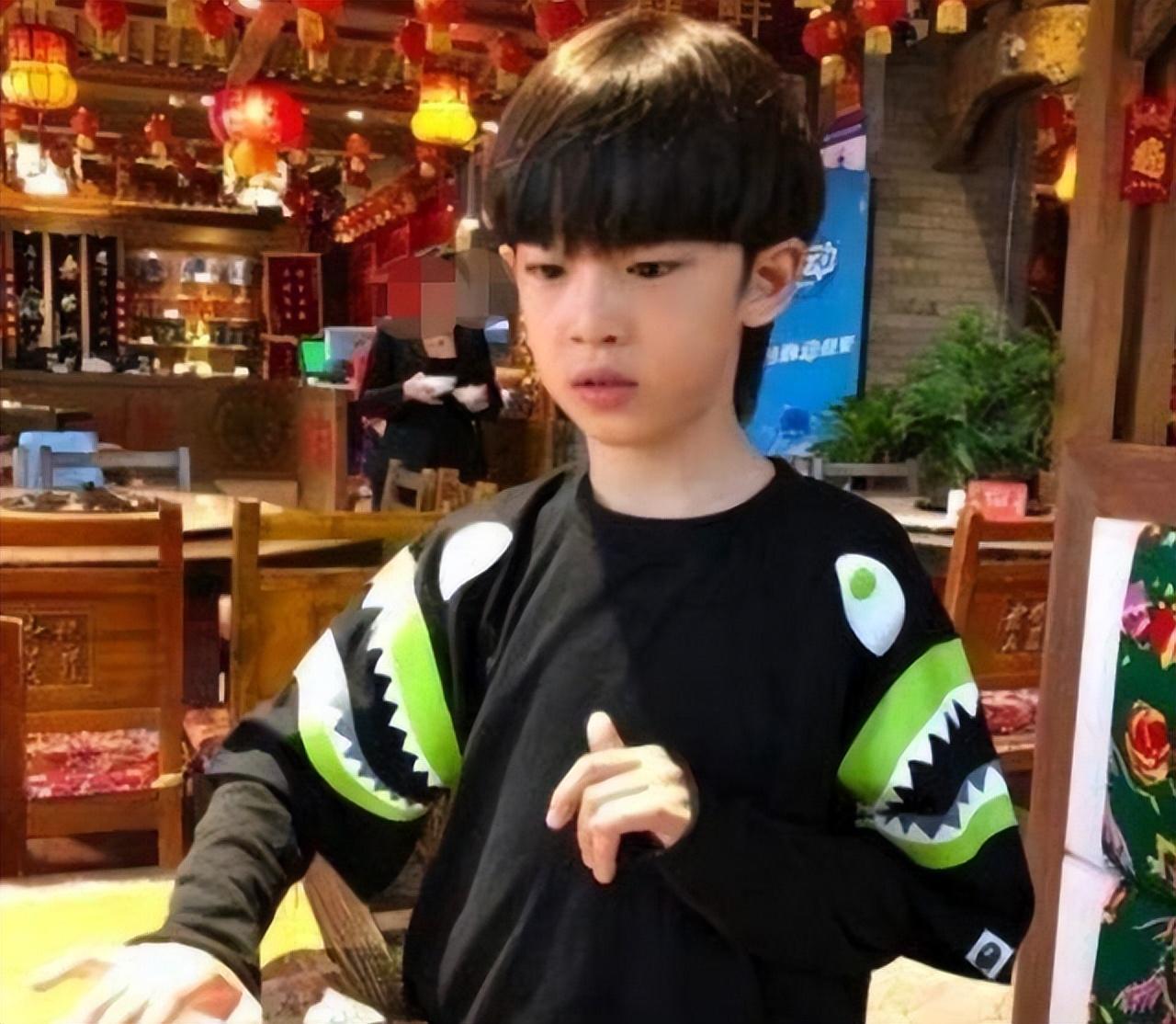 赵本山携外孙演出亮相,搂抱紧贴显疼爱,汪涵10岁已有外公肩膀高