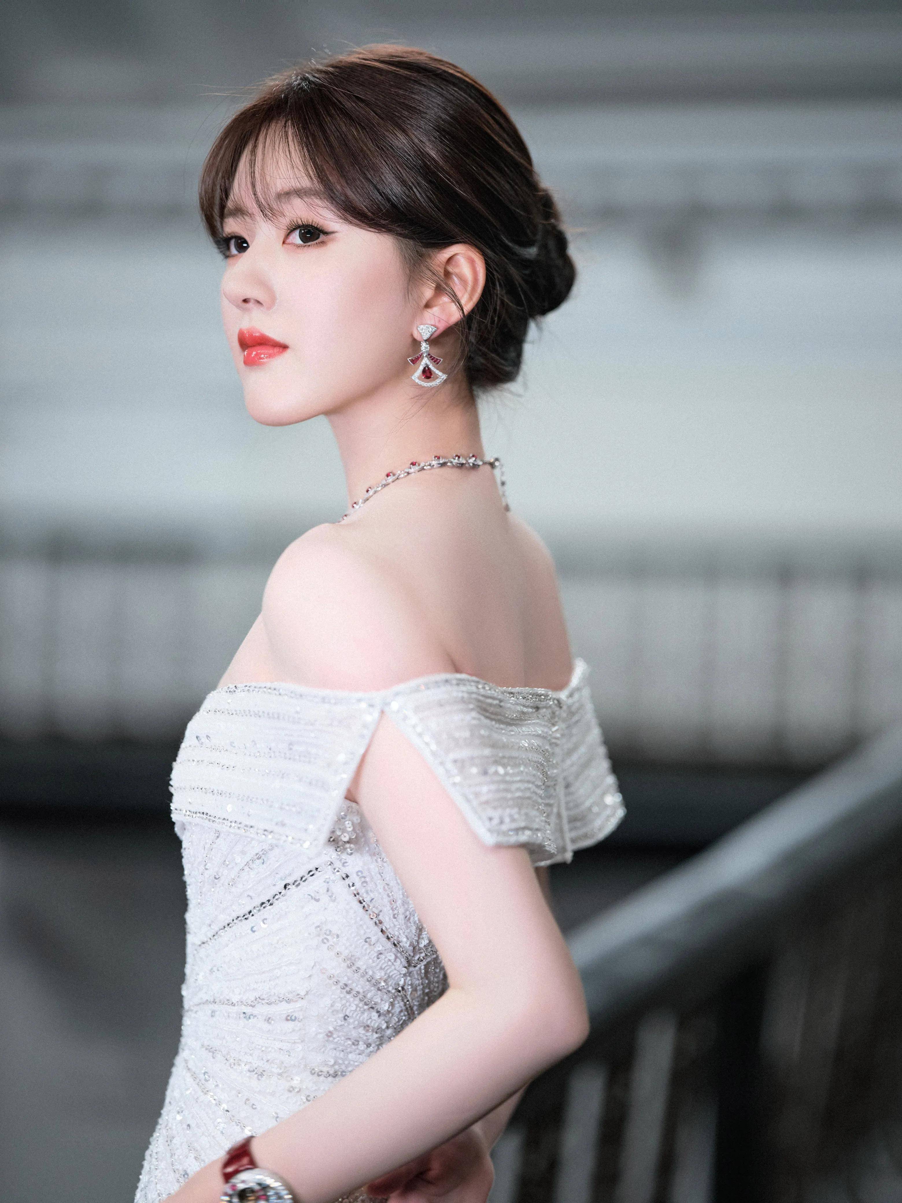 她的玉颈和耳垂上都有珠宝点缀,让她看起来更加优雅贵气.