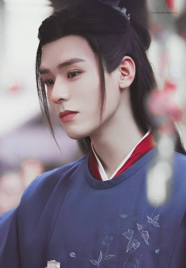 穿上古装的"龚俊"儒雅与贵气并存,网友:转得了扇子,耍得来剑