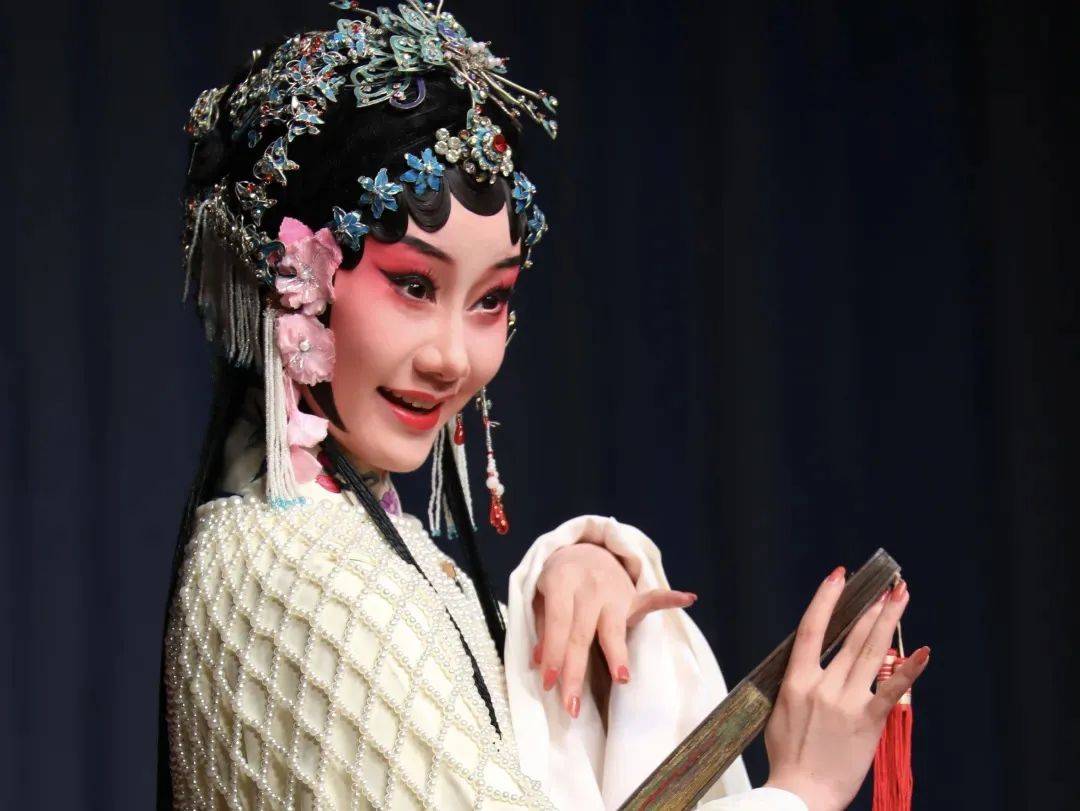 工闺门旦,跟随张志红,王奉梅,孔爱萍,张静娴,沈昳丽等老师学习.
