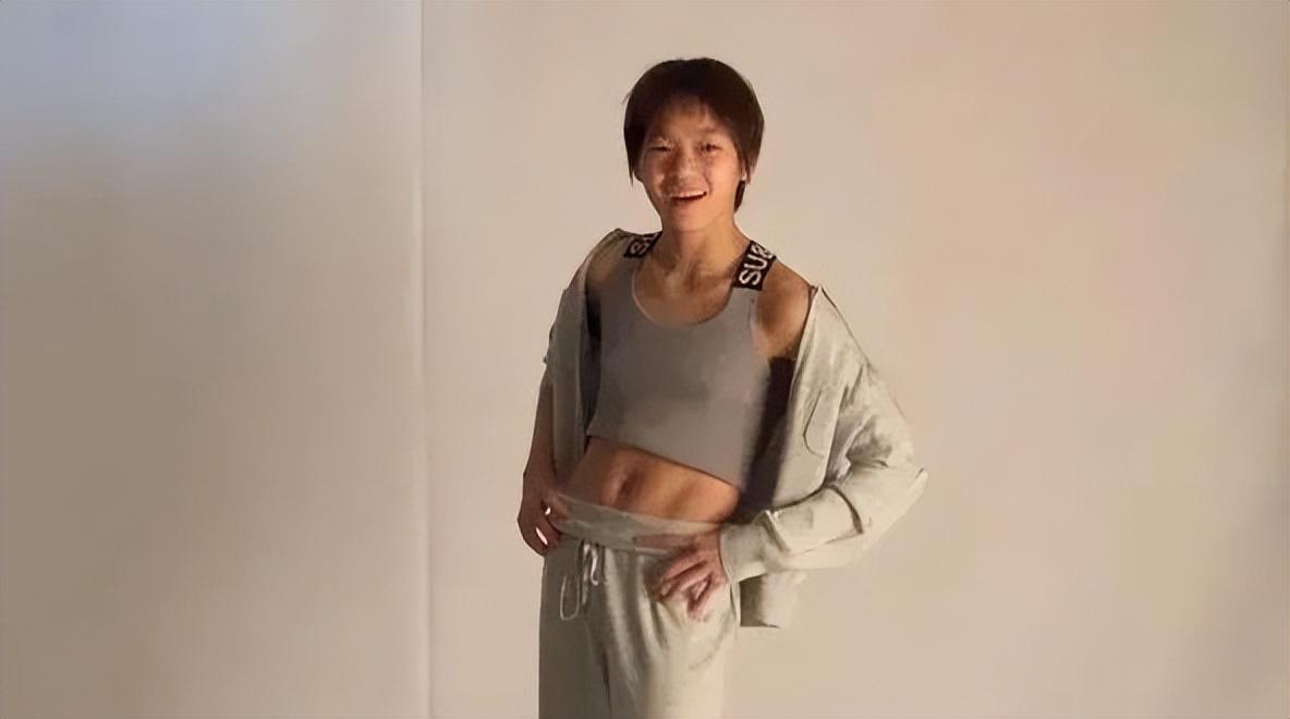 16岁全红婵"女大十八变",拍写真穿露脐装露出腹肌,意气风发