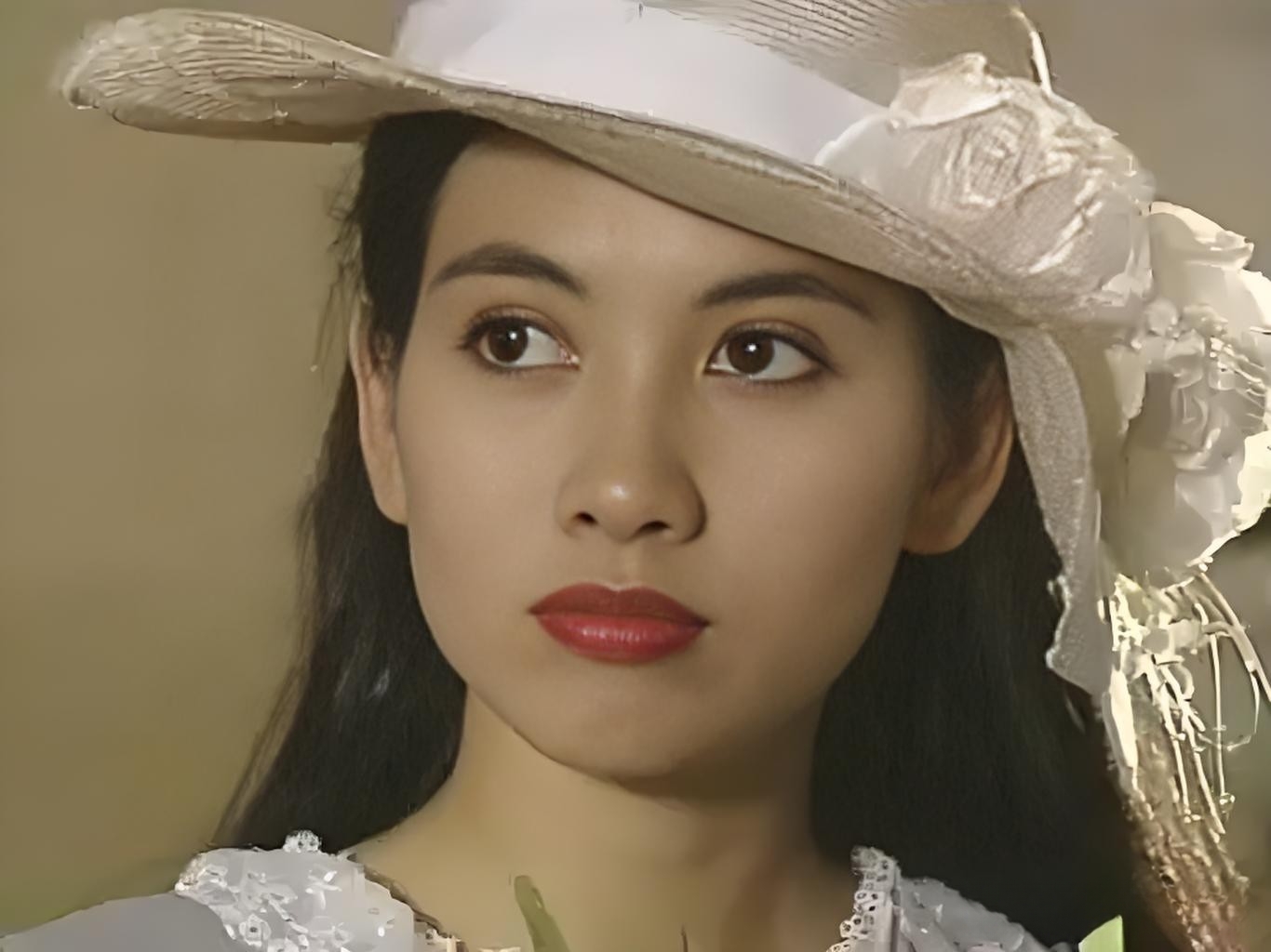 除了当过演员,朱乐玲还尝试过很多职业,譬如她曾当过一段时间的空姐