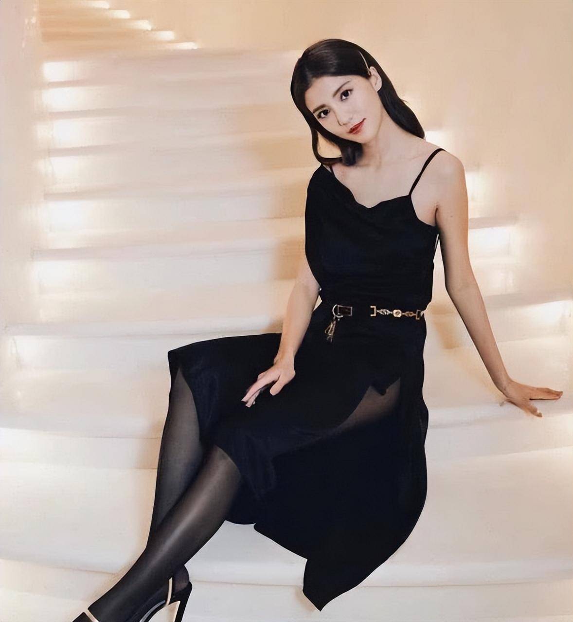 黑色丝袜搭配吊带连衣裙,吴千语重现颜值巅峰,网友:有气质!