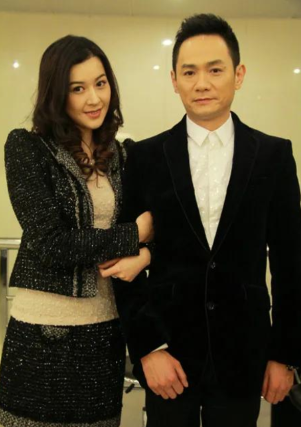 爱妻去世15年,葬礼上哭到昏厥发誓永不再娶的果靖霖,如今怎样了