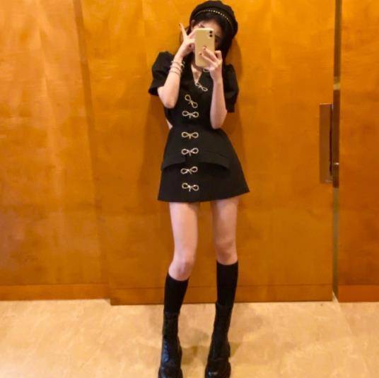 鞠婧祎着急回剧组,随手自拍再现"超模腿",看到腰线:不敢相信