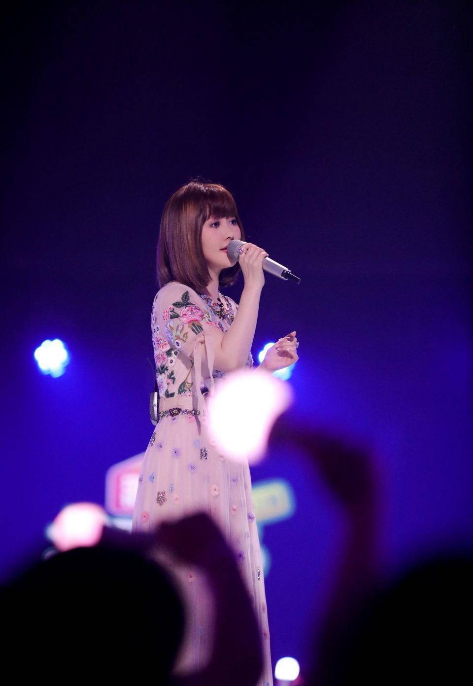 金海心不但长相甜美,嗓音更是能甜到人们心里去,早年凭借一首《把耳朵