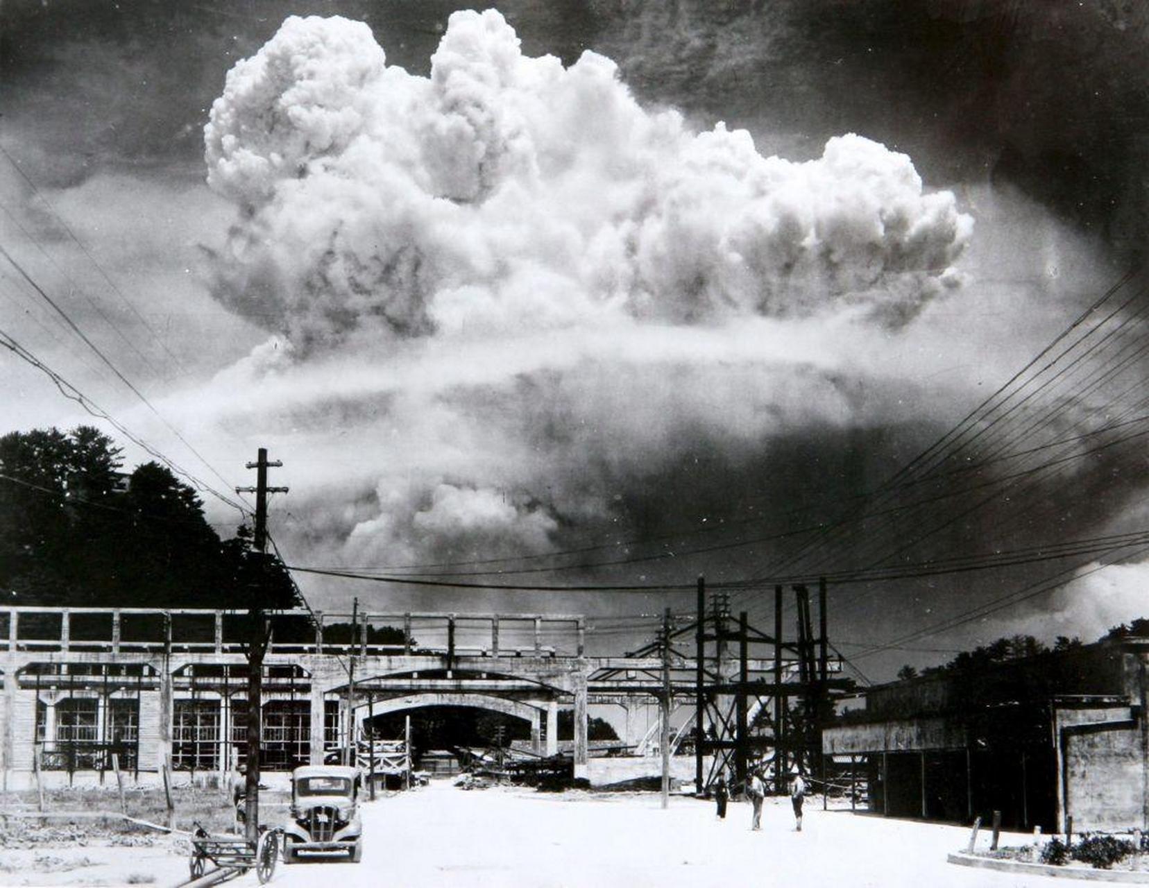 减少美军伤亡,决定向日本的广岛和长崎两座城市投放原子弹,核爆日本
