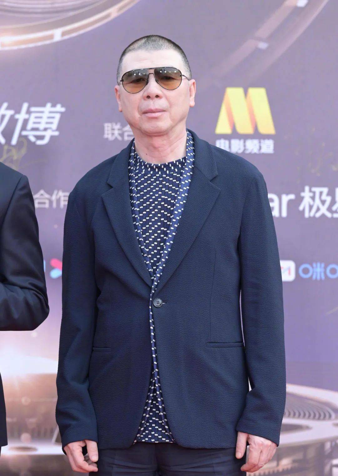 首先大家可以先来看看近期出席红毯活动的冯小刚,穿着笔挺的西服,整个