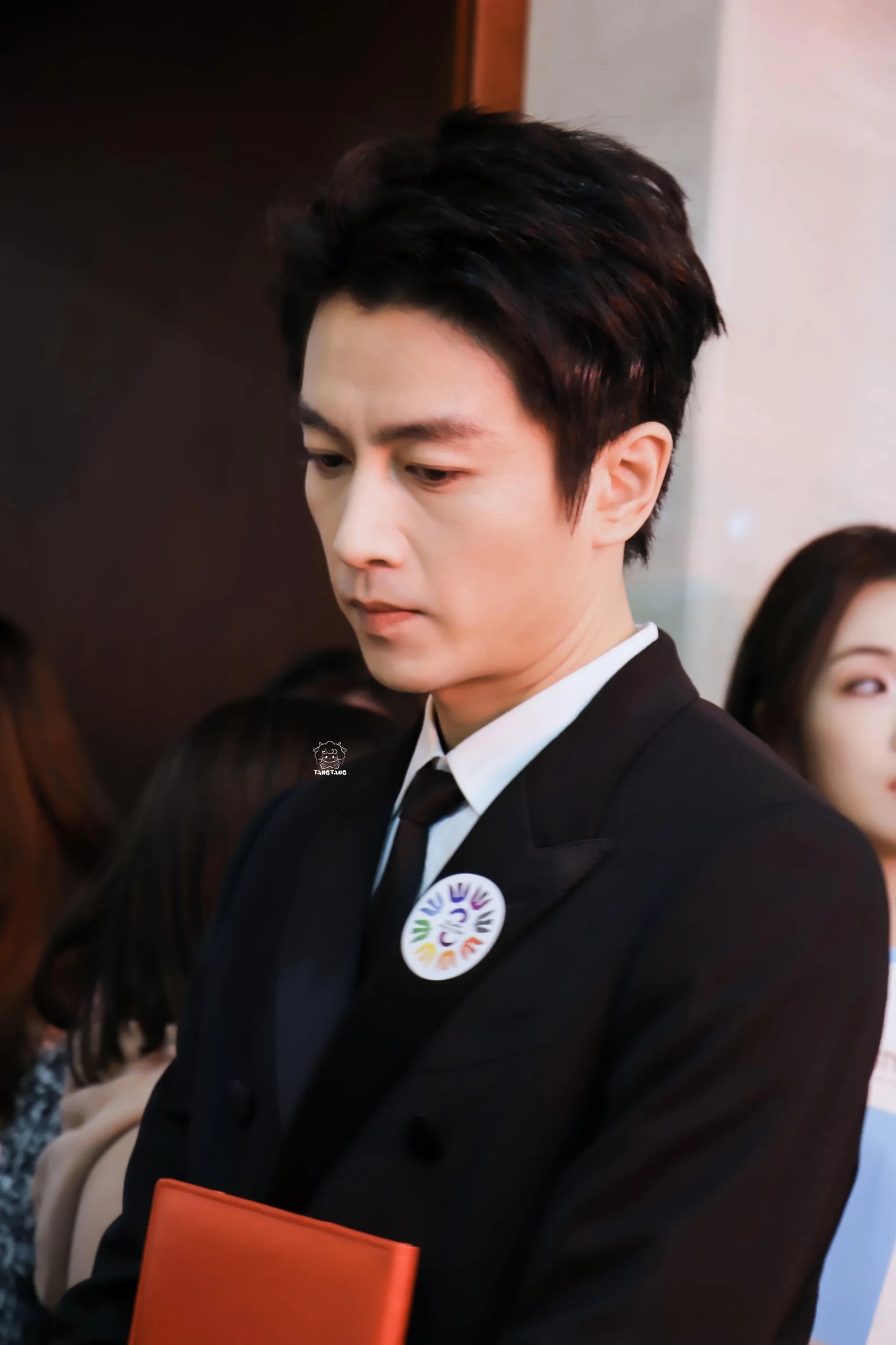 陈晓离婚后首次露面,参加文联活动,一身黑色西装笔挺还是那么帅