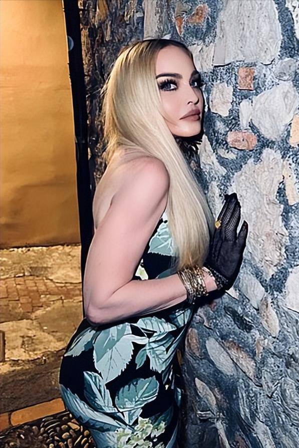 64岁麦当娜对墙的形状太惊艳了!穿碎花连衣裙戴黑纱手套,老太婆很时髦