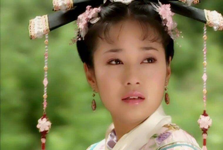 初识马伊琍是在《还珠格格》她在里面扮演紫薇,有林心如的紫薇格格珠