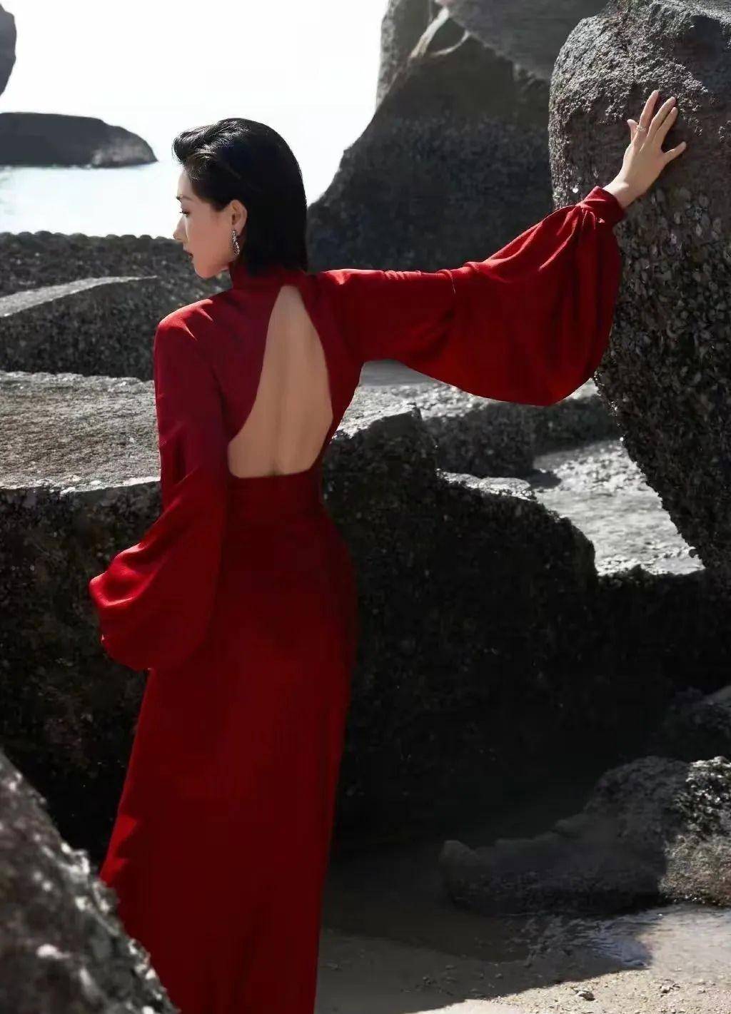 李小冉的白,高叶的"圆头",万茜的背影,娱乐圈众多美女杀手