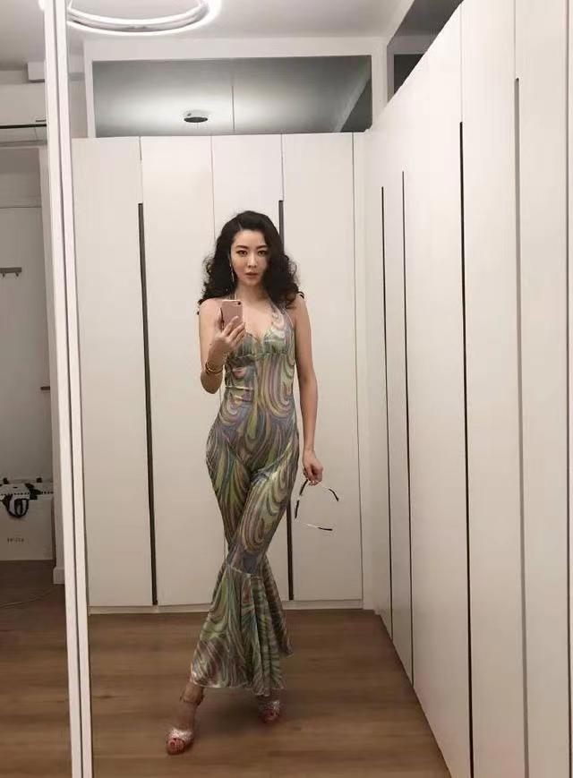 熊黛林真是"尤物身材",穿挂脖连体裤,腰臀比太惊艳 阔太圈罕见