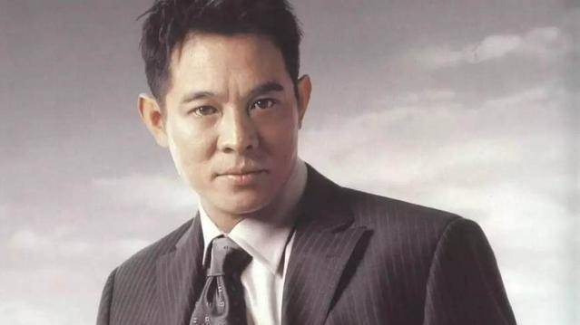 55岁李连杰近照吓坏网友,前妻却生活滋润,网友:善恶有报!