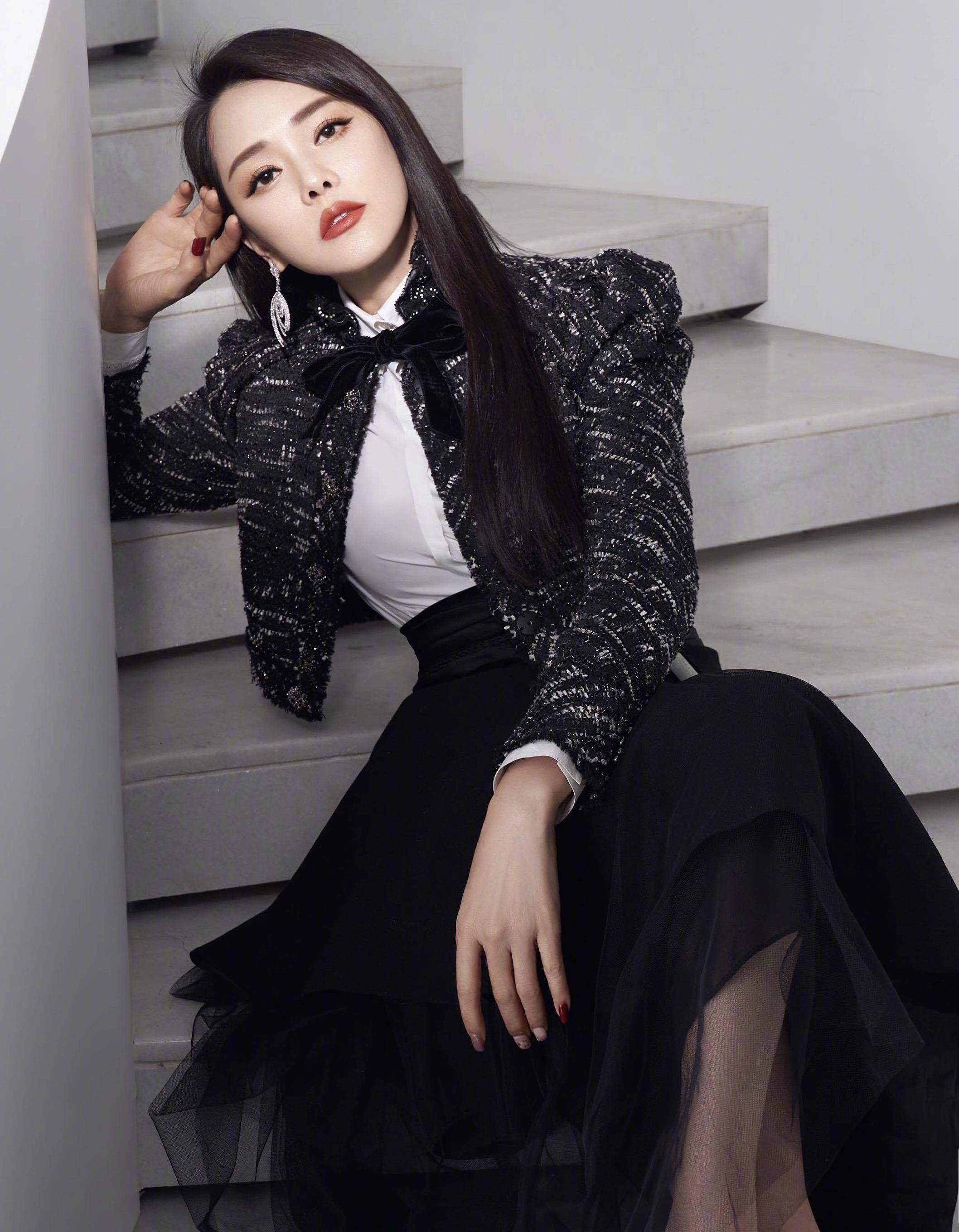 53岁的伊能静再唱儿子的歌曲,一袭狂野红裙霸气十足,好年轻