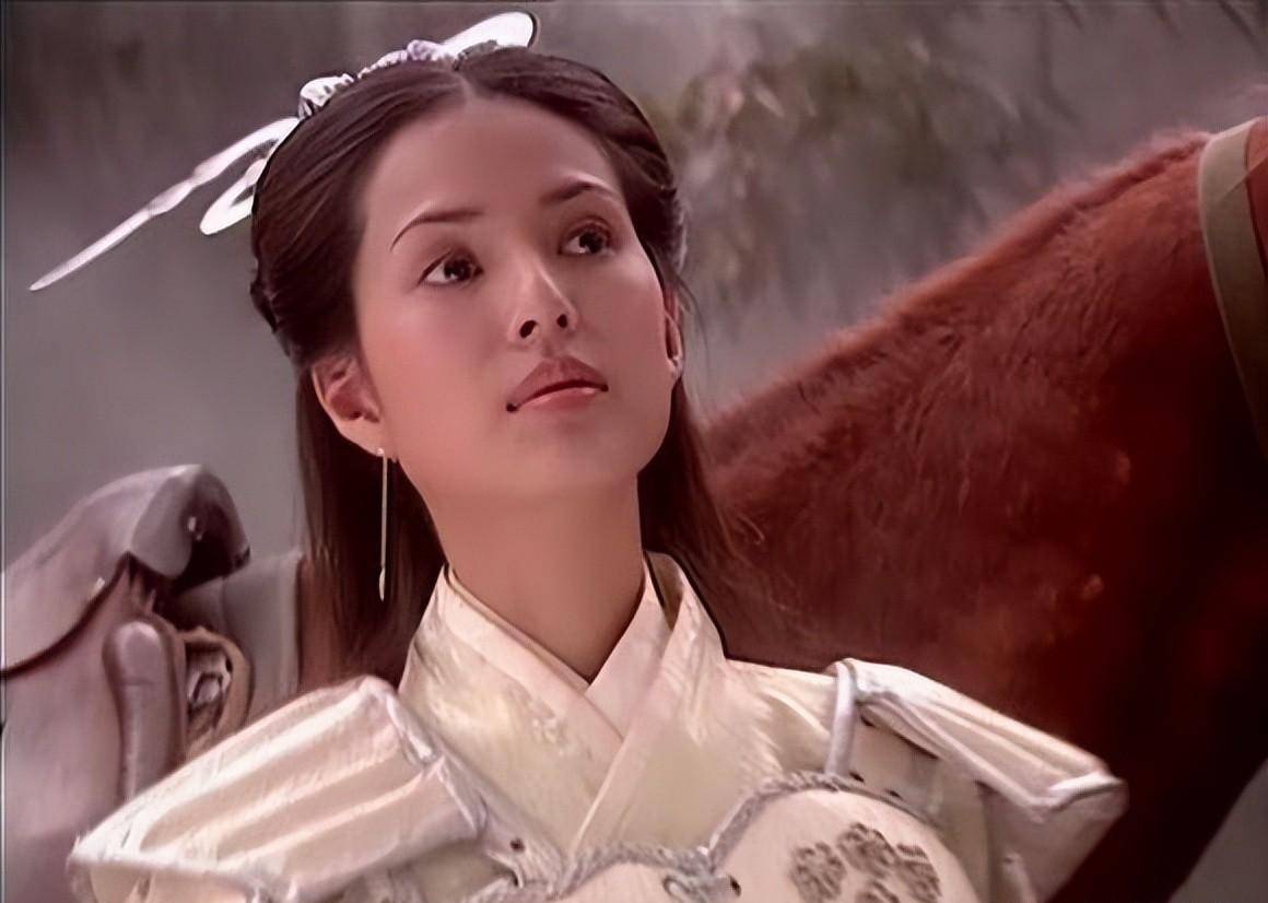 杨八妹作为家中最小的女儿,在万千宠爱中长大,难免刁蛮任性,我行我素.