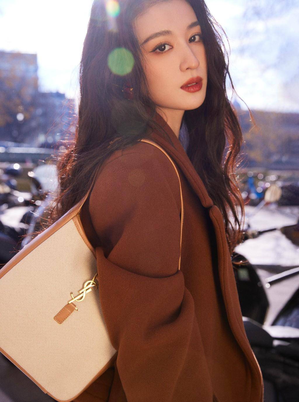 人气女星王楚然身穿褐色大衣内搭黄褐色连衣裤,充满高冷迷人气质