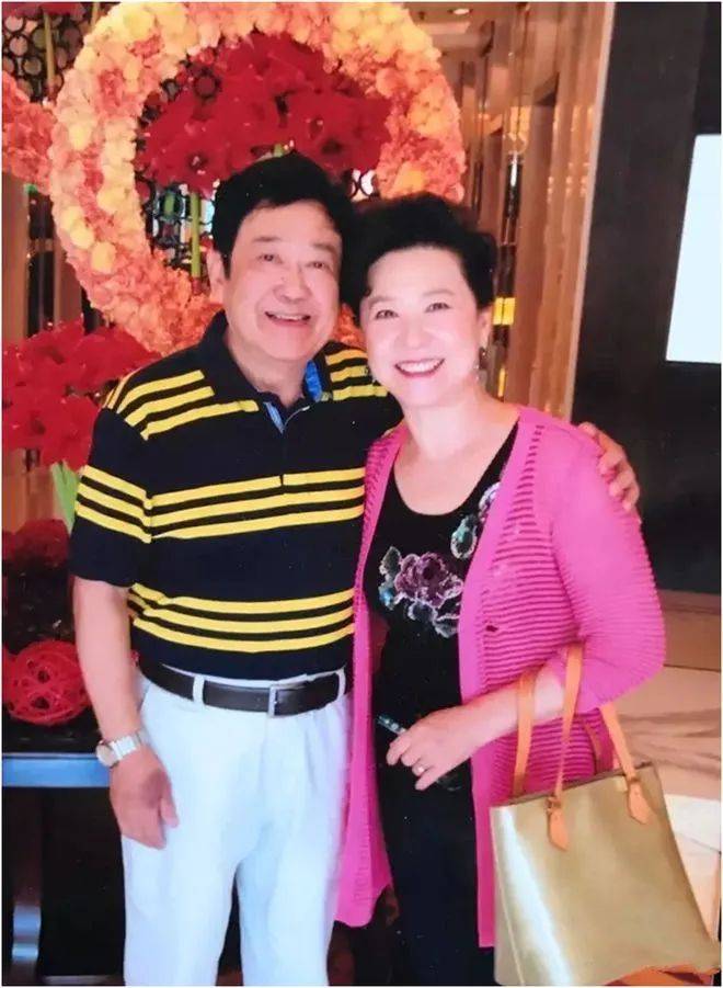 王馥荔夫妻同框像父女,74岁穿粉衣还貌美年轻,老公驼背像老爷爷