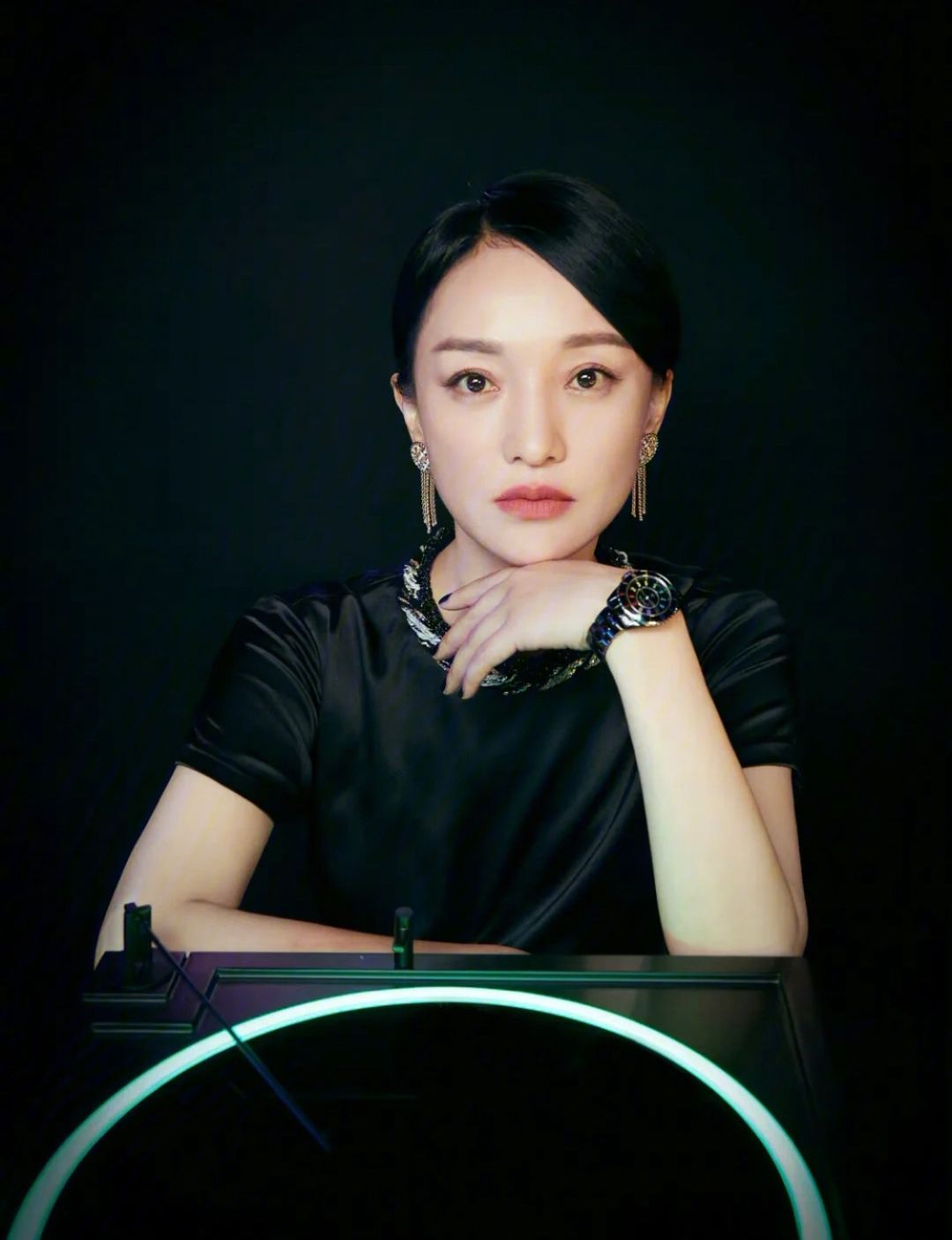 早在周迅刚出道时,就和一位名为雷鸣的男歌手谈过一段恋爱.