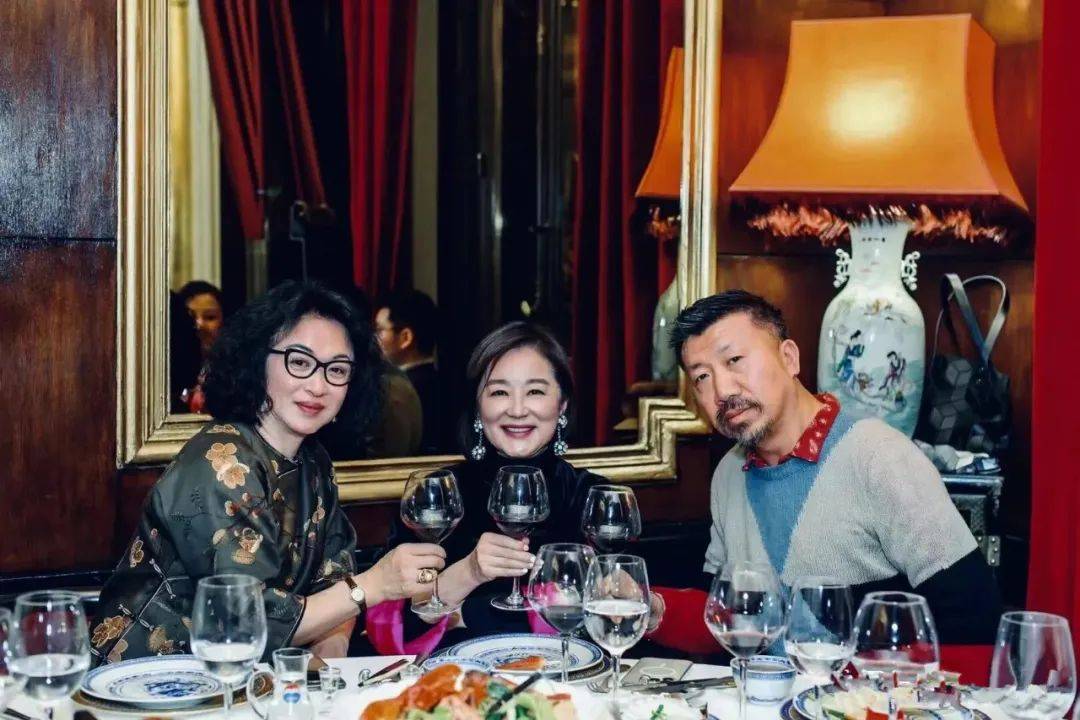 林青霞跟金星罕见同框,美颜后五官彻底变样跟素颜差很多,但气质优雅也