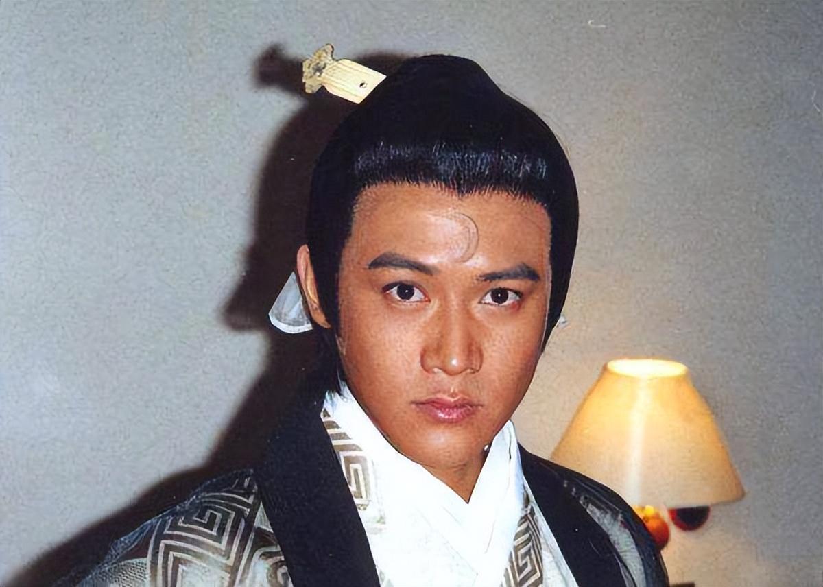 而且剧剧爆款,像《少年包青天》他饰演的包拯,更是到目前为止没有人