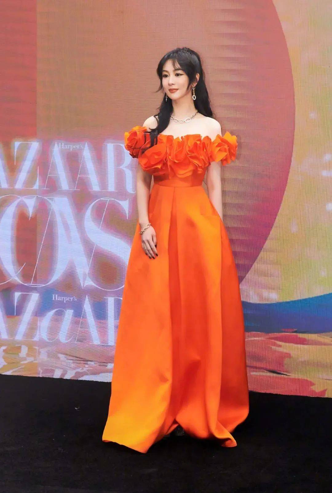 红毯这一夜,热巴捂胸扭捏,宋茜塑身女神范,赵丽颖强势回春