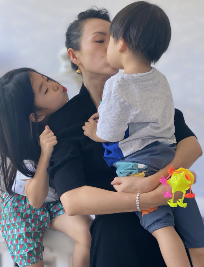 网友偶遇章子怡带女儿游日本,继女小苹果疑同行,关系亲密如亲妈