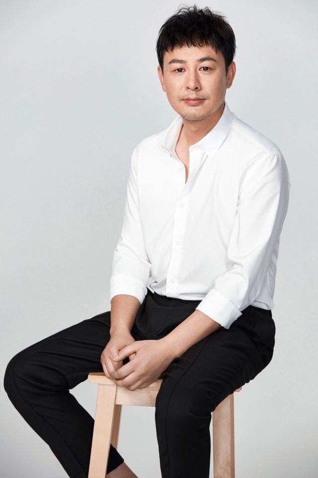 张颂文真是从小帅到大!年轻时神似张国荣,踏入中年不油腻有魅力