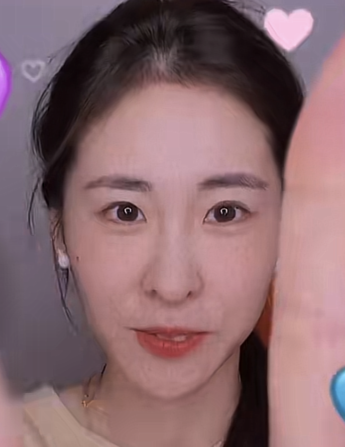 张碧晨被质疑整容,素颜与化妆后判若两人,脸歪鼻孔太怪异