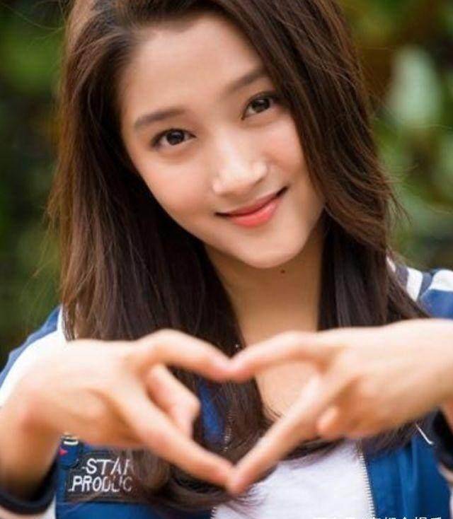 关晓彤在韩国出道了?其实全世界都有她的"分身"