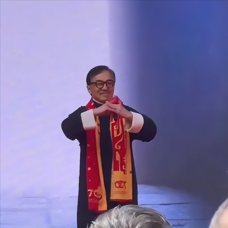 70岁成龙现身参加活动,头发花白尽显老态,大家的偶像确实老了