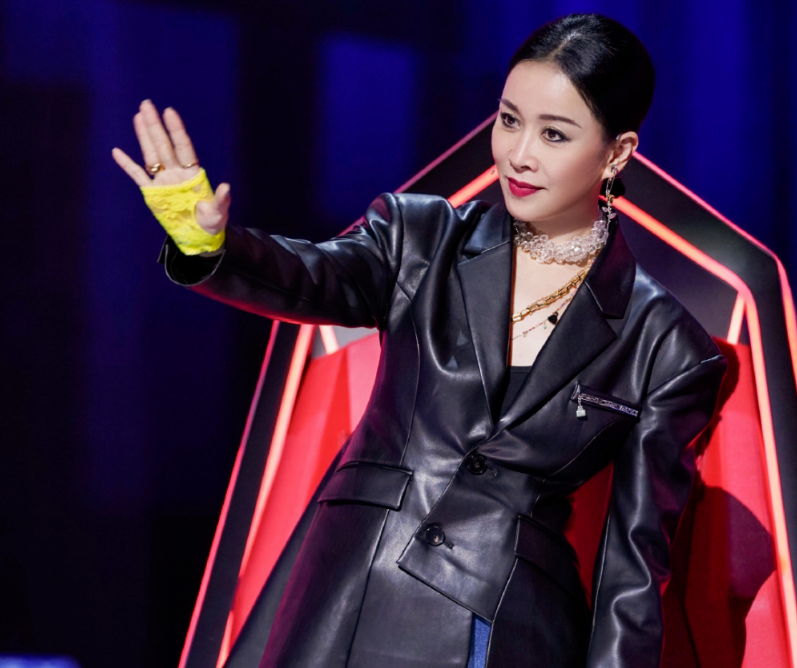 57岁那英晒近照尽显老态,与好友聚餐猛灌了两瓶茅台三瓶红酒