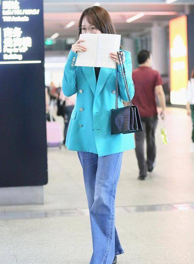 原创48岁杨钰莹羞涩挡脸,蓝色西装知性又减龄,158穿出175的既视感