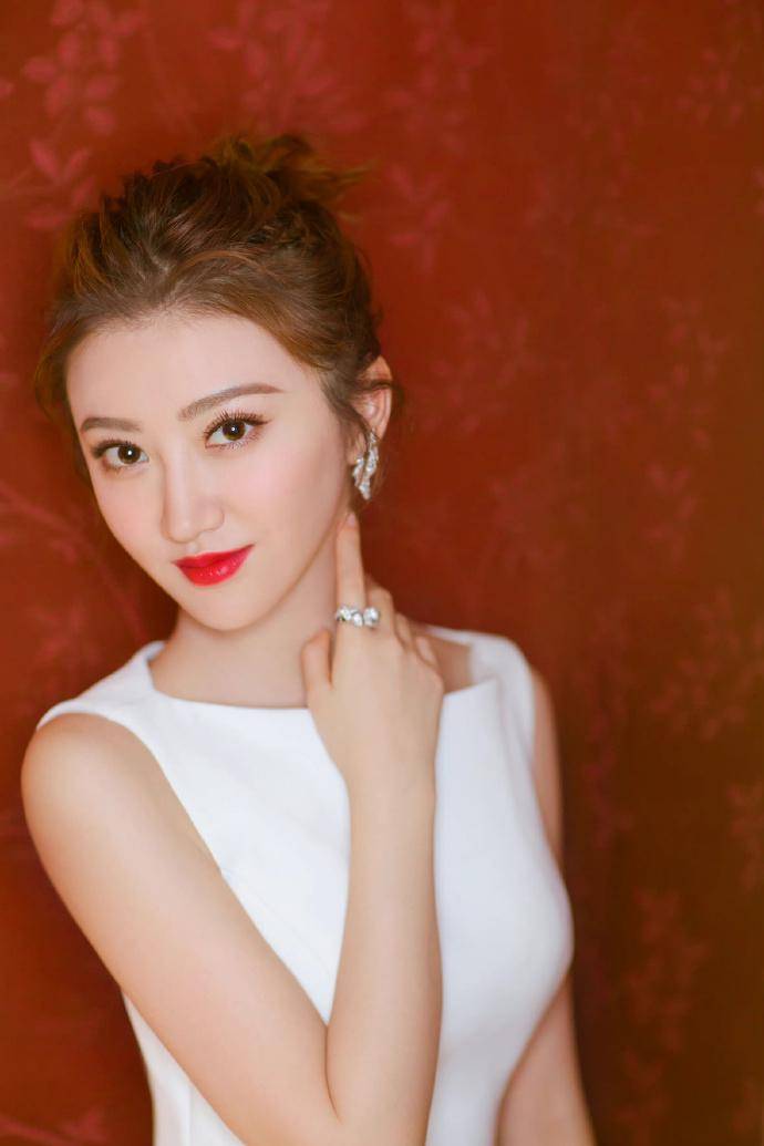 景甜又美出新高度,穿白色连衣裙显白又甜美,白皙肌肤和迷人气质