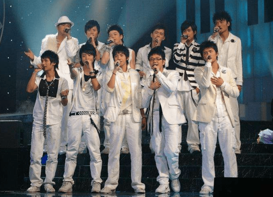 如果说张杰的唱功见长,而凭借帅气得到更多认可的则当属俞灏明,"国民