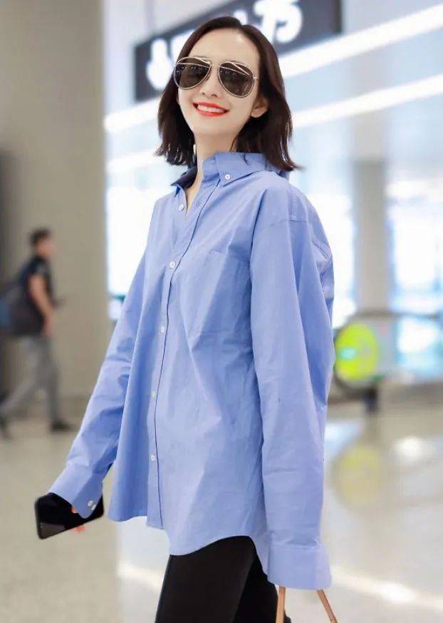 王鸥当妈后剪了齐肩发,穿蓝衬衫 小黑裤走机场,41岁美出新高度
