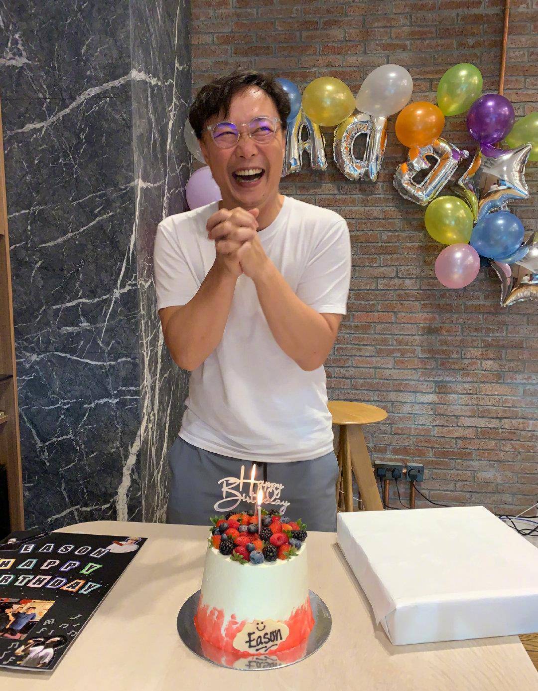 陈奕迅生日当天遭吴镇宇出镜模仿,表情动作太夸张,同款发际线吸睛