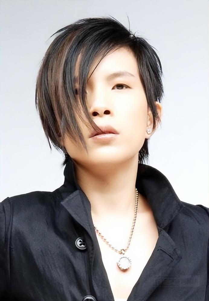 男女通吃的潘美辰,因一张满脸胡茬的照片,彻底撕下了她的遮羞布