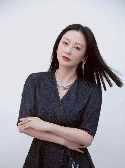 原创51岁陈红现身活动,没有滤镜的她皮肤松弛,容颜衰老