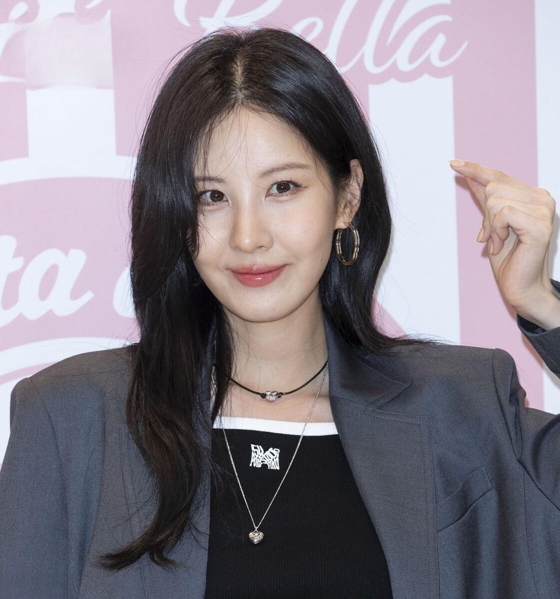 徐贤西装搭配短裙真的超级美,展现了无尽美腿风情