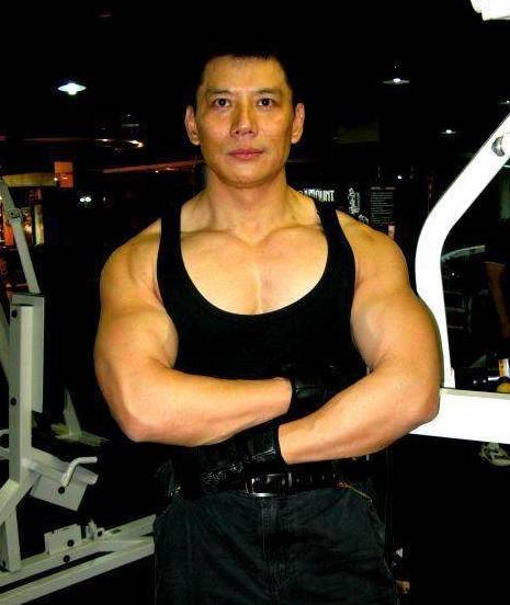 荧屏肌肉硬汉:江水,在亮剑中饰演骑兵连连长孙德胜,虽然最后是一个